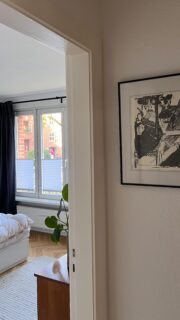 Was ich zuletzt aussortiert habe - Part 6 ✨

1. Dass ich auch regelmäßig so etwas wie Stifte durchgehe, zeigt, dass das Aussortieren bei mir echt kleinteilig geworden ist. Aber mich entspannt es auch einfach enorm und ich liebe es, zu wissen, dass keine unnötigen Dinge in irgendwelchen Ecken lagern, in die ich seit Monaten keinen Blick mehr geworfen habe.

2. Ich trage vieles wirklich, bis es auseinanderfällt und repariere, was geht. Aber die Verhältnismäßigkeit muss auch passen. 

3. Leihen ist ein großer Teil meines achtsamen Konsums und ich liebe es, dass es in Hamburg die Möglichkeit gibt, Kleidung zu leihen. Aber auch die geliehenen Teile analysiere ich regelmäßig: Trage ich sie noch oder lohnt es sich, sie gegen etwas einzutauschen, was ich aktuell eher tragen würde? 

4. Digitaler Kram sammelt sich so schnell an. Und mich von Newslettern wieder abzumelden, die ich eh nicht lese, spart mir Zeit - und Energie, ist also auch aus ökologischer Sicht sinnvoll, regelmäßig digital aufzuräumen. 

Was hast du zuletzt aussortiert - oder welche Bereiche könntest du mal angehen? 

#aussortieren #minimalismus