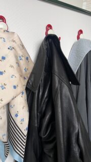 Auch wenn die Fast-Fashion-Marketingabteilungen (und viele Influencer*innen) es uns erzählen: immer mehr zu kaufen hilft uns langfristig nicht, bessere Outfits zu gestalten oder unseren Stil zu finden. Die Strategie: weniger und gezielt kaufen und mit dem arbeiten, was schon da ist. 

1.Ich kaufe nur, was meinen Kleiderschrank sinnvoll ergänzt: fallen mir auf Anhieb mindestens zwei-drei Outfits ein, die ich mit dem neuen Teil gerne bilden würde und die ich mit meiner aktuellen Garderobe nicht umsetzen könnte? 

2. Ich habe ein (grobes) Farbkonzept. Ich weiß, dass mir kühle Farben besser stehen als warme und ich achte bei Neuanschaffungen darauf, dass die Farbe des Kleidungsstückes zu vielen Dingen in meiner Garderobe passt.

3. Ich achte auf Ausgewogenheit in Bezug auf Basics und Statement Pieces. Basics dürfen gerne einen „Twist“ haben, damit auch schlichte Outfits spannend sind. Statement Pieces sind wichtig, sollten aber auch immer ins Gesamtkonzept der Garderobe und zu mir und meinem Stil passen. 

4. Wenn ich das Gefühl habe, nichts zum Anziehen zu haben, setze ich mich erst mal mit meinem Kleiderschrank auseinander, bilde z.B. eine Capsule Wardrobe für ein paar Tage. Dabei werde ich dann wieder kreativ in Bezug auf Kombinationsmöglichkeiten und Styling.  Wir haben meist genug im Schrank, werden nur müde, uns damit auseinanderzusetzen.

5. Styling! Accessoires, Layering und Frisuren können meist mehr Abwechslung in die Garderobe bringen als das nächste neue Teil.

6. Ich führe immer eine Wunschliste, bevor ich etwas Neues kaufe. Wenn ich denke, dass etwas Neues eine Lücke in meiner Garderobe füllen könnte, stelle ich es erst nochmal auf die Probe und schreibe es auf. Erst, wenn ich nach mindestens ein paar Tagen immer noch überzeugt bin, dass das Kleidungsstück eine gute Ergänzung in meinem Schrank wäre, ziehe ich einen (fairen oder Secondhand-)Kauf in Erwägung. Manche Teile stehen auch über Monate auf der Liste, bevor ich sie finde. 

7. Kleidung leihen (bei Anbietern oder auch bei Freund*innen) kann helfen, sich stilistisch auszuprobieren- ohne Risiko. 

Hast du noch mehr Tipps? ✨

#wenigeristmehr #slowfashion