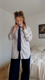 Wer mir schon länger folgt, erinnert sich vielleicht daran, dass ich letztes Jahr die Wohnung meines Onkels aufgelöst habe. Den (sehr großen!!) Kleiderschrankinhalt habe ich erst mal mitgenommen und vieles über die letzten Monate verschenkt, gespendet, verkauft. 

Zwei Hemden und zwei Krawatten, die bisher niemand wollte, habe ich jetzt doch nochmal für mich in Erwägung gezogen und ein bisschen rumprobiert. Styling mit Krawatten übe ich noch ein bisschen, aber ich bin mal wieder richtig hyped, wie viel Variation mit Kleidungsstücken möglich ist, die keine Verwendung mehr hatten. 🪄

Was sagt ihr, (alle) behalten oder lieber weitergeben?

#secondhandstyle #erbstück #slowfashion